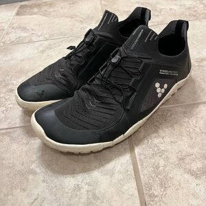 Vivobarefoot Primus trail FG black and white.